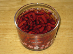 赤いんげん豆を水でふやかす